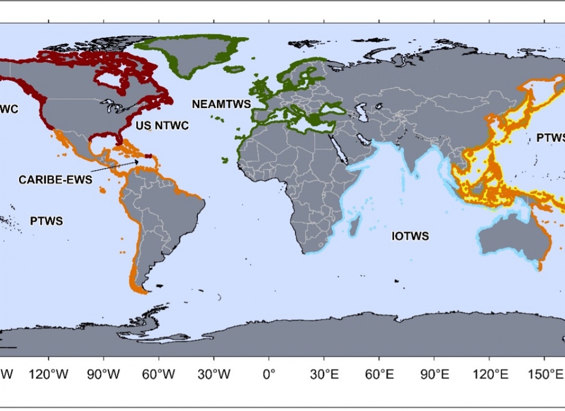 Fig. 1: Distribuzione globale, aggiornata nel 2015, delle aree coperte dai sistemi di allertamento tsunami (TWS) come stabilita dal Gruppo di Coordinamento Intergovernativo (ICG) della Commissione Oceanografica Intergovernativa dell’UNESCO. Con i diversi colori sono rappresentati i vari organismi competenti nelle diverse aree: Stati Uniti in rosso scuro, Oceano Indiano in azzurro, Oceano Pacifico e Caraibi in arancione, Pacifico nordoccidentale in giallo e l’Oceano Atlantico nord-orientale, Mar Mediterraneo e mari connessi fino al Mar Nero in verde scuro. Sull’area di quest’ultimo è stato sviluppato il modello di pericolosità NEAMTH18.