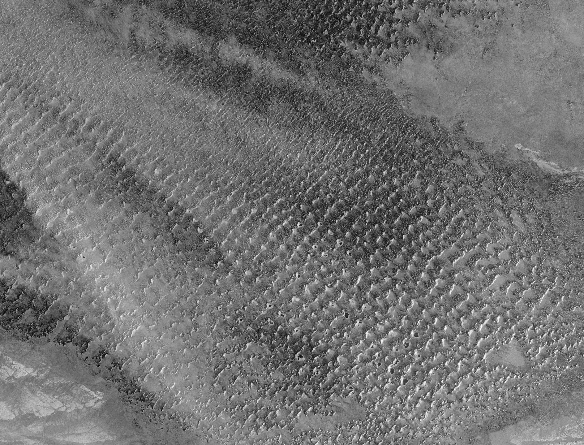 ESA - Immagine della settimana: Dune cantanti e laghi misteriosi (07 dicembre 2025)
