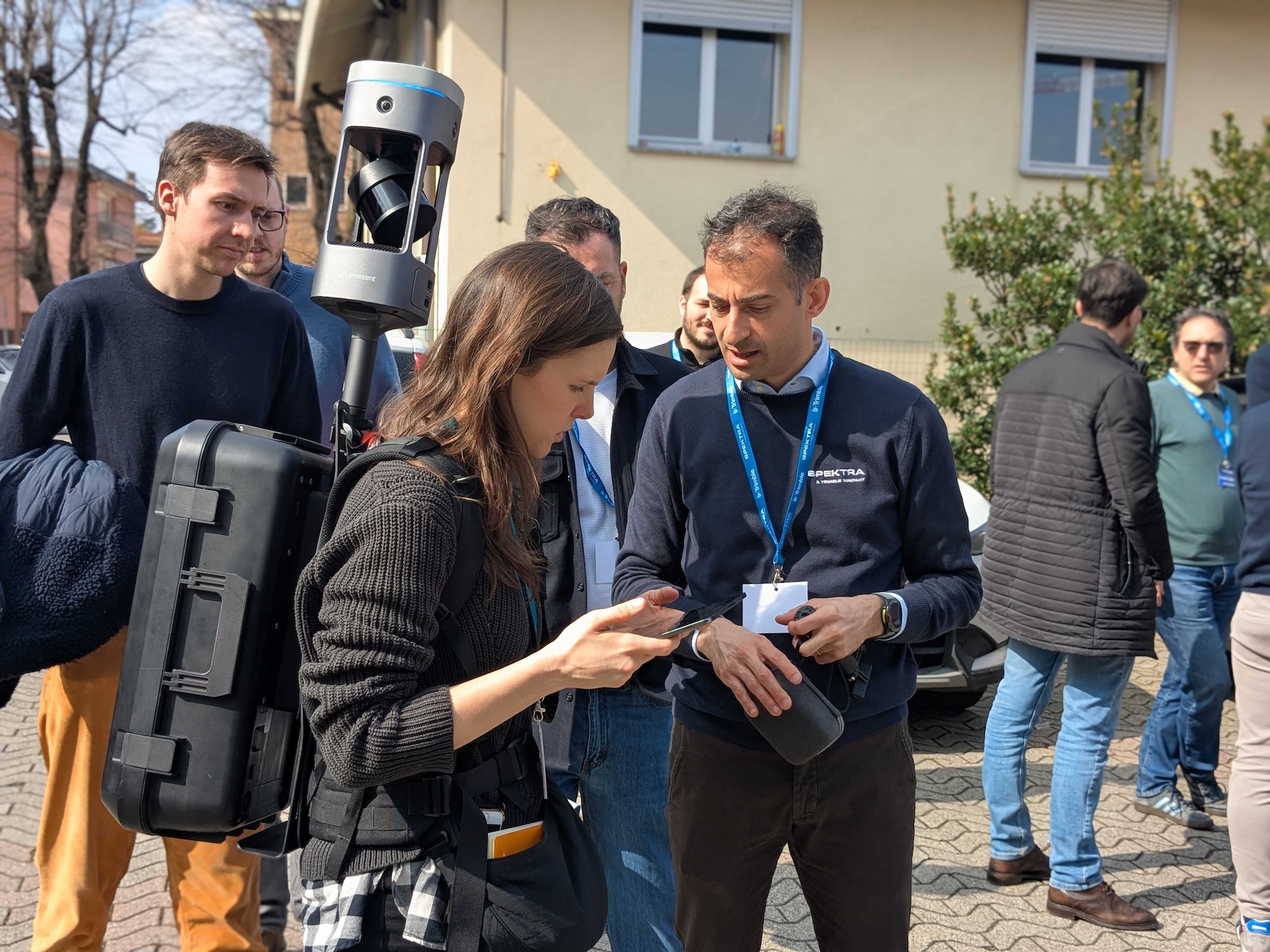 Operatore utilizza scanner LiDAR RTK-SLAM Emesent per rilievo mobile 3D