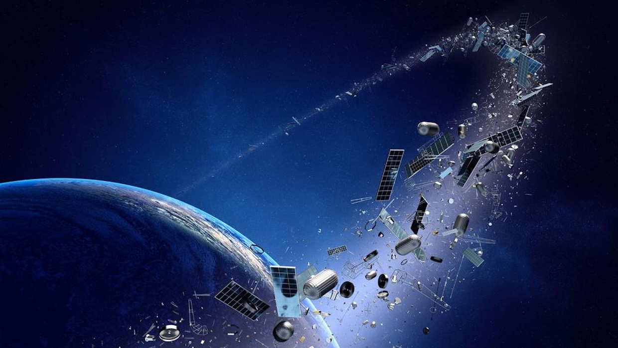 Visualizzazione del traffico spaziale con satelliti e orbite attorno alla Terra, evidenziando il rischio di collisioni.