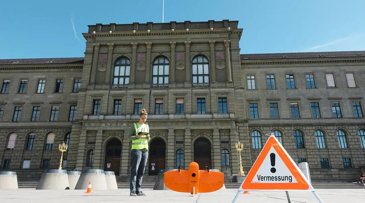 Drone professionale Wingtra durante una missione di rilievo fotogrammetrico urbano a Zurigo.