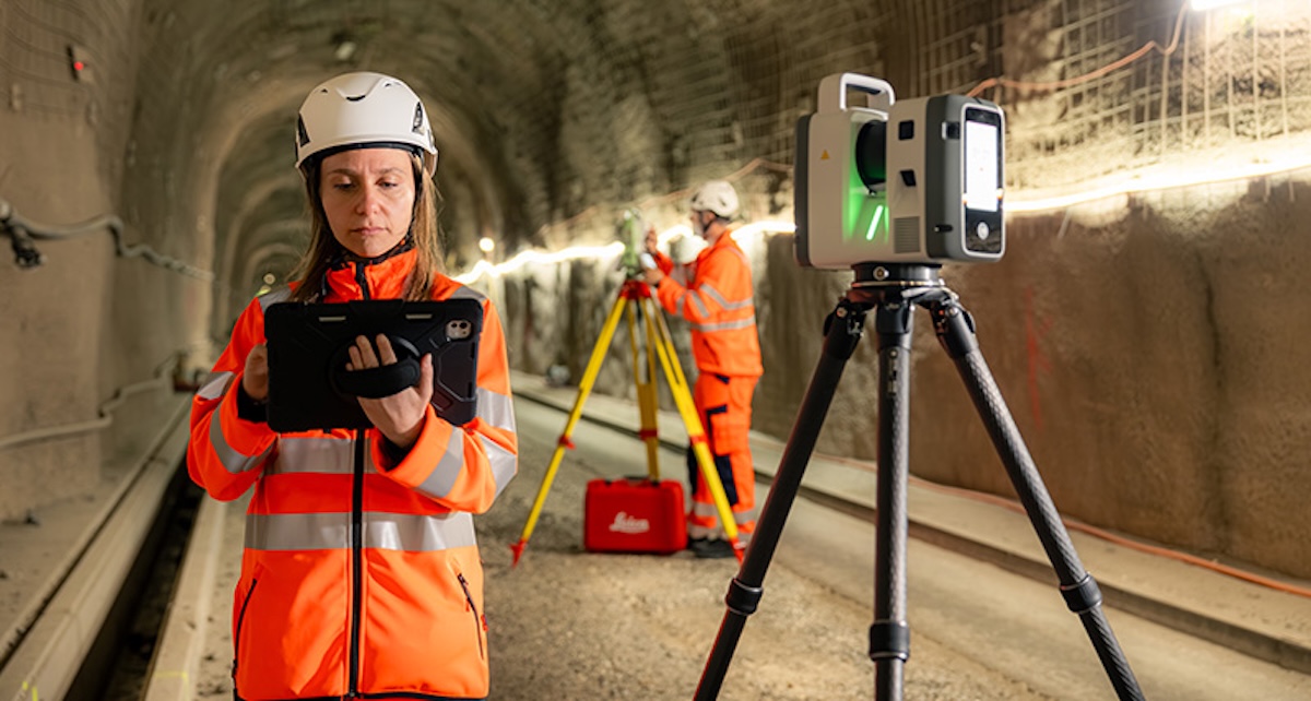 Topografo durante un rilievo 3D con laser scanner Leica RTC
