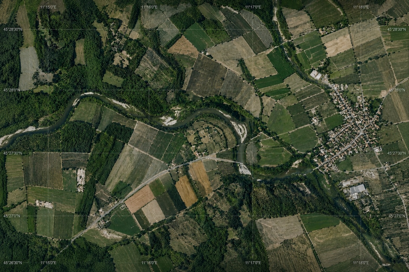 Ortofoto di area agricola con fiume, campi e coordinate geografiche sovrapposte su griglia cartografica.